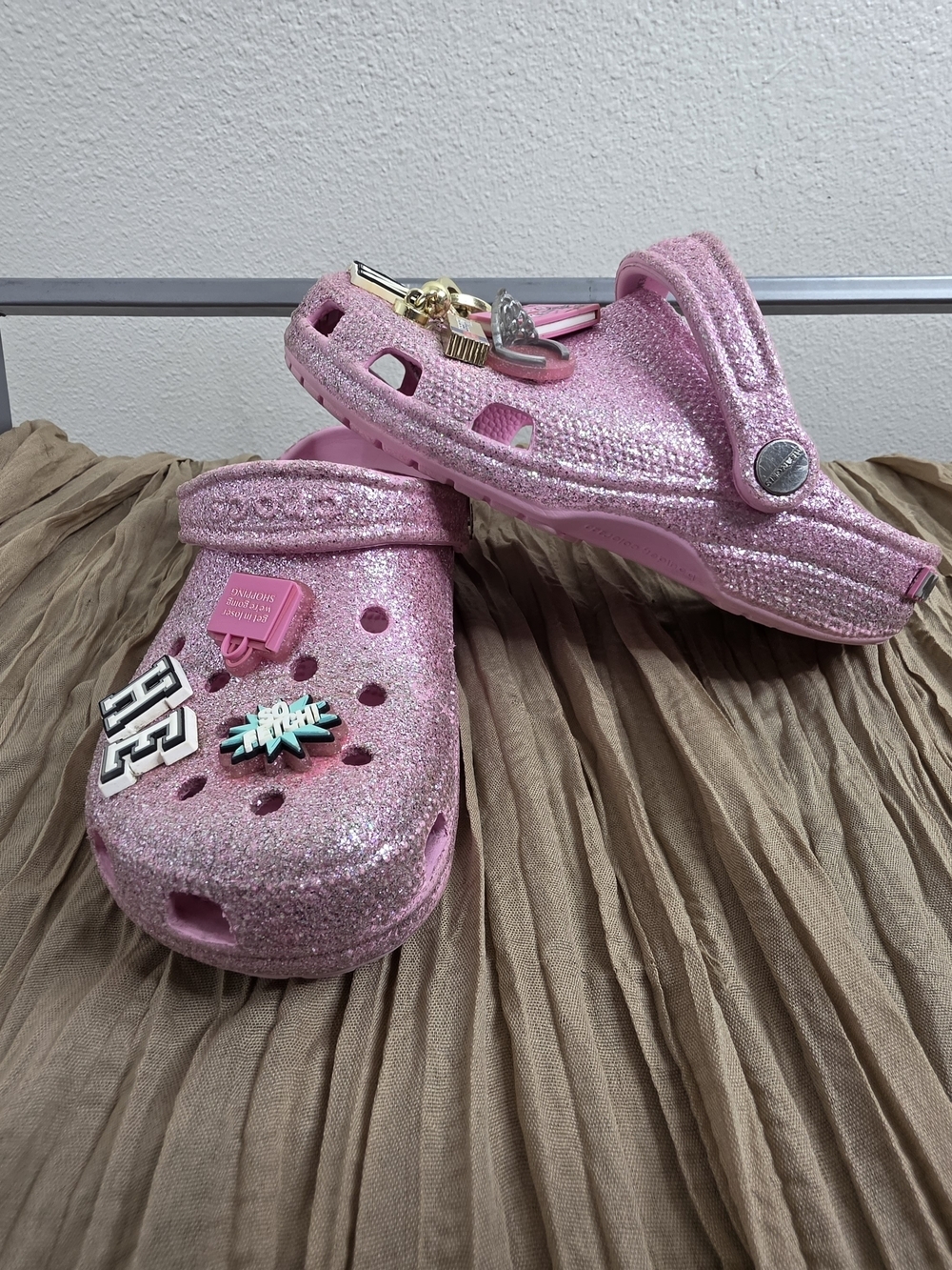 Crocs Mean Girls Pink Glitter Classic Clogs Women’s 7 Men’s 5 - Picture 10 of 16